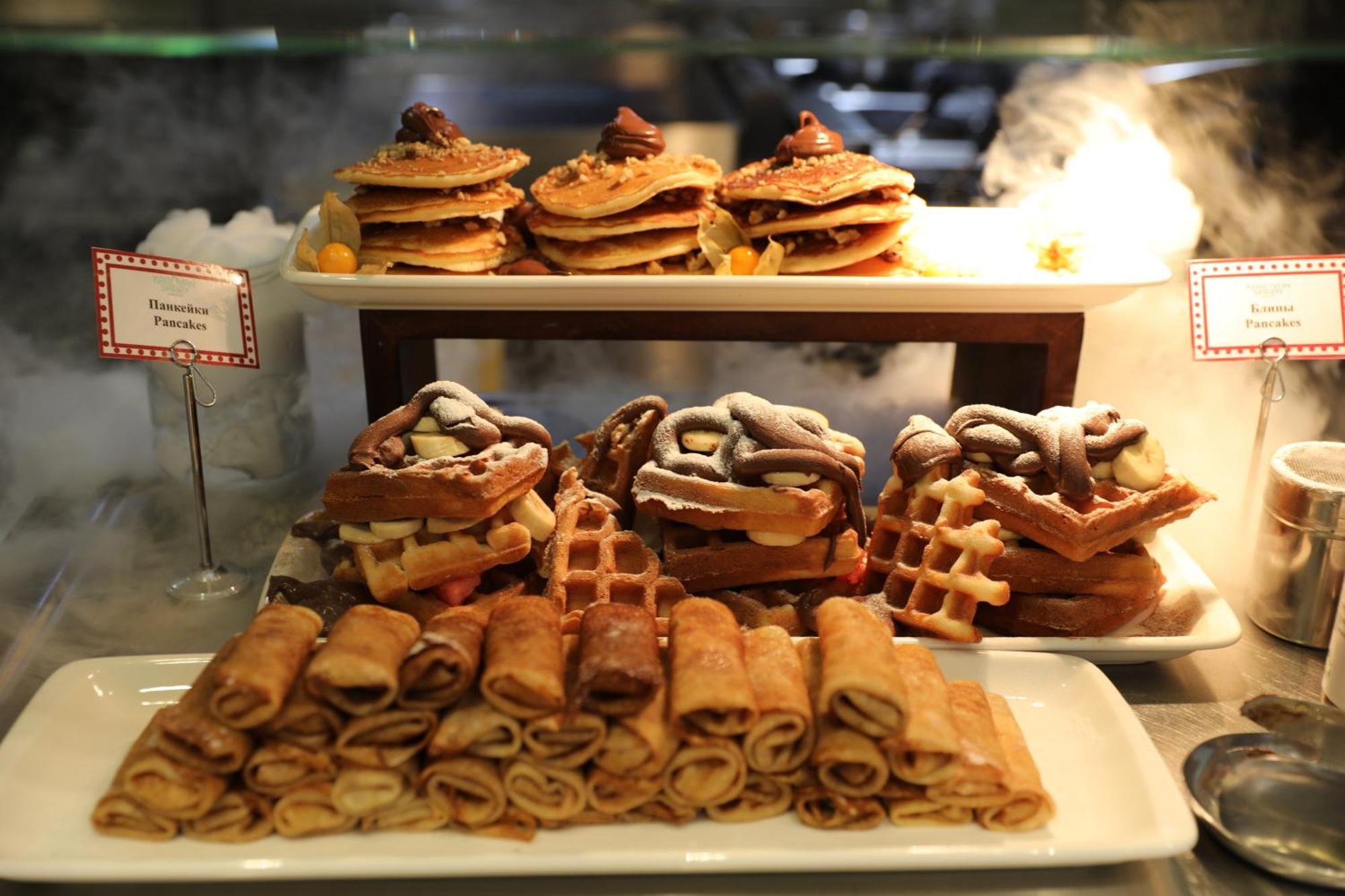 Karavansaray Turkistan Harbour Hotel -Flying Theatre Access Εξωτερικό φωτογραφία A display of various Italian pastries