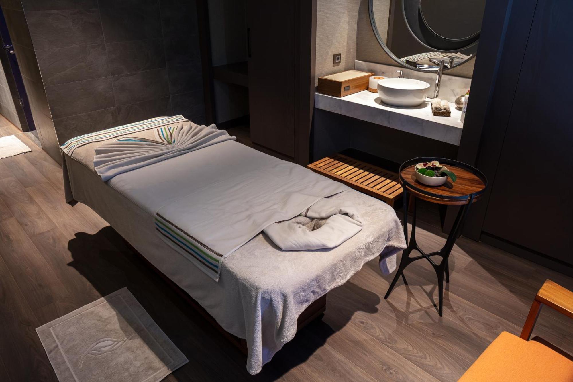 Karavansaray Turkistan Harbour Hotel -Flying Theatre Access Εξωτερικό φωτογραφία Massage bed