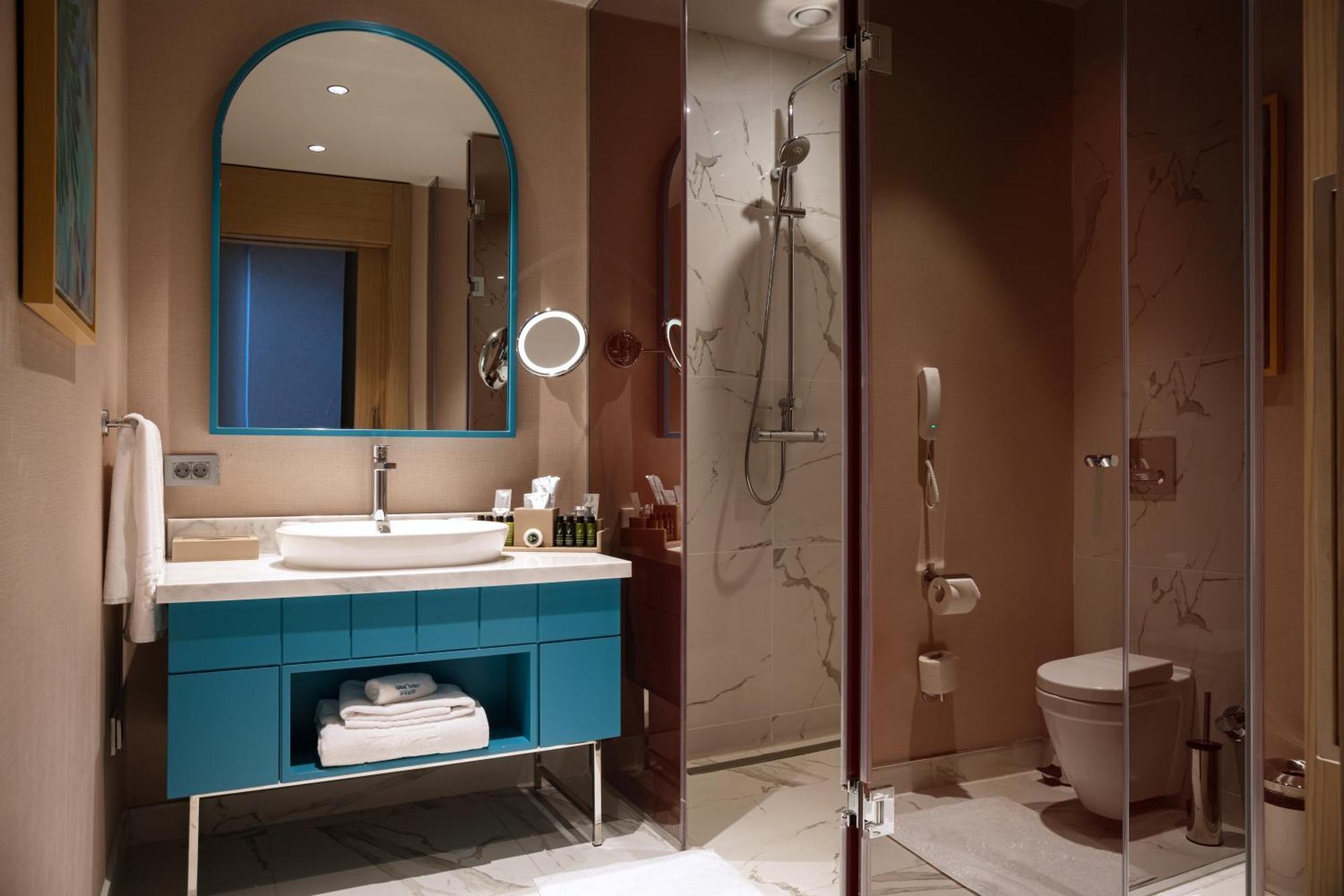 Karavansaray Turkistan Harbour Hotel -Flying Theatre Access Εξωτερικό φωτογραφία A bathroom in a hotel