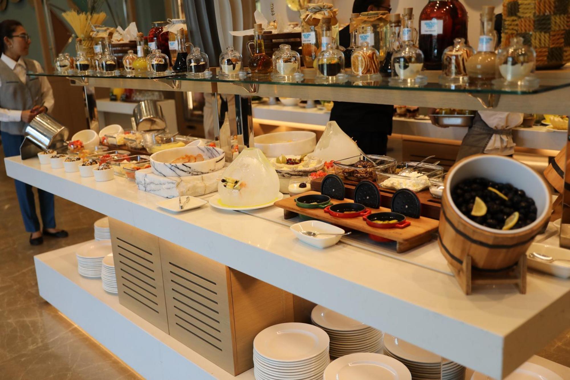 Karavansaray Turkistan Harbour Hotel -Flying Theatre Access Εξωτερικό φωτογραφία A buffet at a hotel