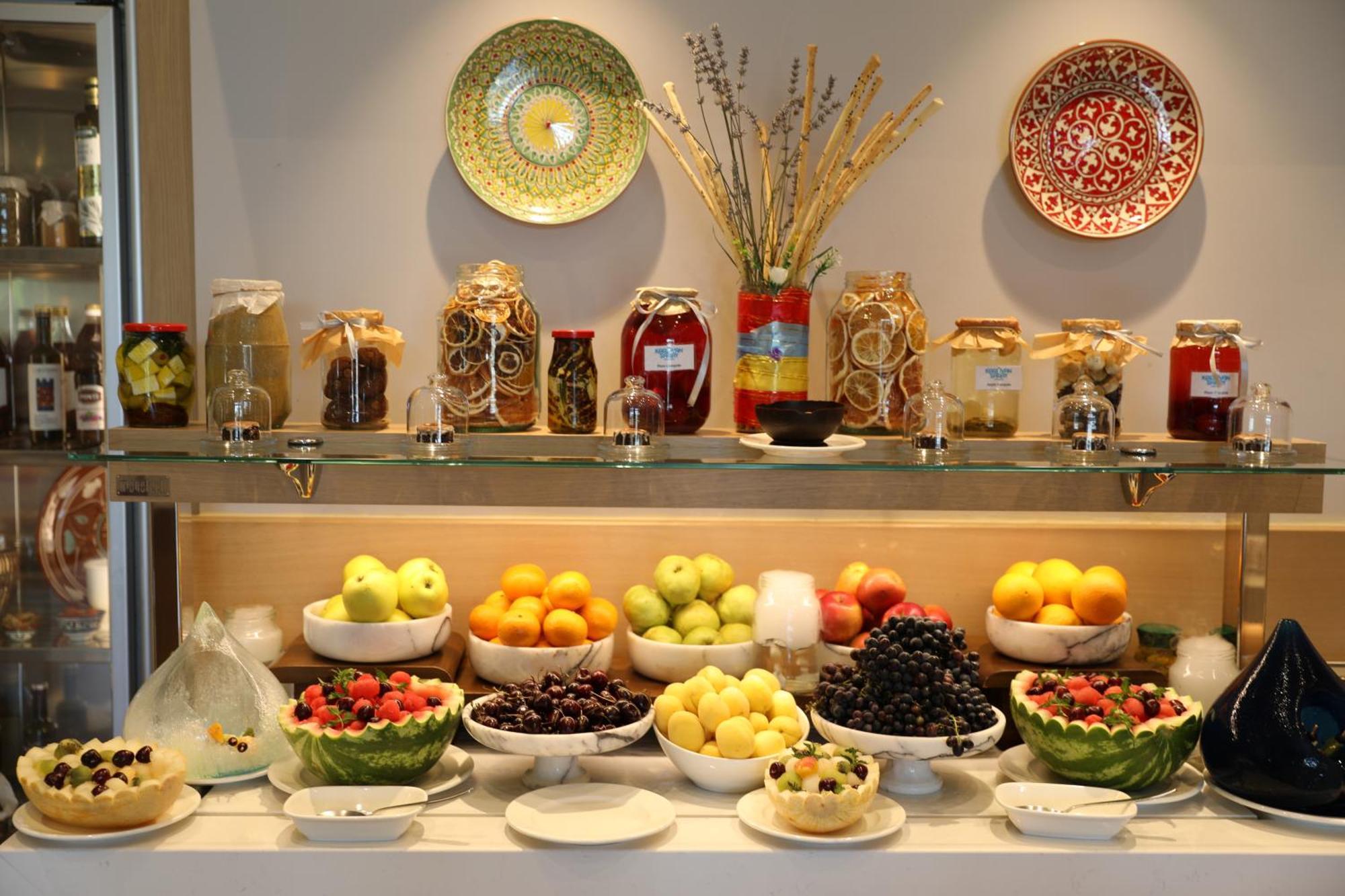 Karavansaray Turkistan Harbour Hotel -Flying Theatre Access Εξωτερικό φωτογραφία A fruit salad bar
